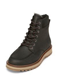 Schwarze Leder Schnürstiefel mit gepolstertem Kragen, kontrastierenden Nähten und einer robusten, hellbraunen Sohle. Mit Metallösen und einer strukturierten Oberfläche.