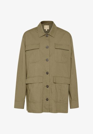 Giacca utility verde oliva con bottoni, realizzata in tessuto testurizzato, dotata di quattro tasche frontali e un design del colletto classico.