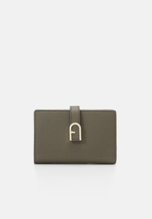 Portefeuille en cuir vert olive avec fermeture à rabat et détail logo doré. Texture lisse et forme rectangulaire, design minimaliste.