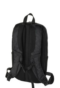 Mochila negra con respaldo de malla acolchada, correas ajustables y un asa superior; cuenta con un cierre de cremallera y material textil.