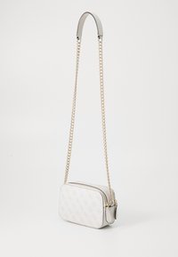 Borsa a tracolla bianca con texture, con tracolla in catena dorata, forma rettangolare, chiusura con zip e motivo logo impresso sulla superficie.
