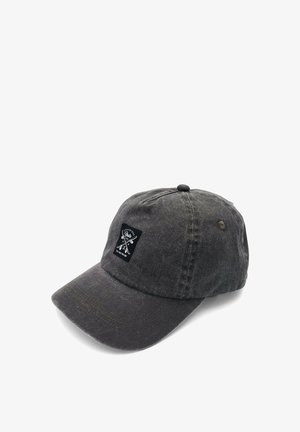 Dunkelgraue lässige Baseballkappe mit gebogener Schirm und einem kleinen schwarzen Patch mit einem gekreuzten Skateboard-Design.