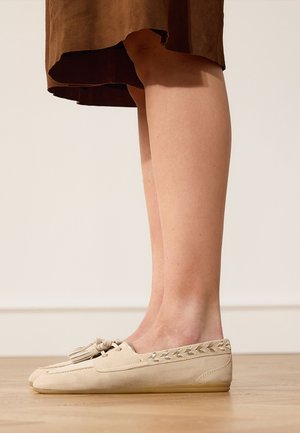 Manfield, MIT QUASTE - Instappers - beige