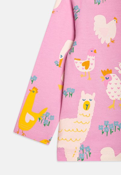 Camisa de manga larga de tela rosa con coloridos animales de dibujos animados, incluyendo gallinas y una llama, con acentos florales y una textura suave.