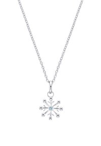 Pendente a forma di fiocco di neve in argento su una catena sottile, caratterizzato da una pietra preziosa azzurro chiaro centrale e un elaborato design intagliato simmetrico.