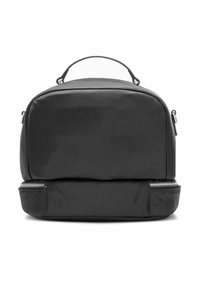 Czarny plecak z nylonu o prostokątnym kształcie, płaskim wierzchu, przednia kieszeń z zamkiem błyskawicznym oraz górna rączka do łatwego noszenia.