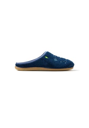 Pantoufle bleu marine en matériau doux et texturé avec un accent de poisson vert. Présente une forme basse et une semelle en caoutchouc beige.