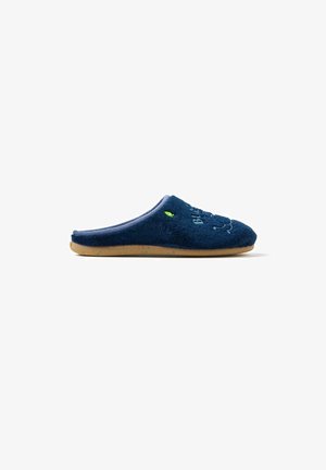 Ciabatta blu navy realizzata in materiale morbido e testurizzato con un accento di pesce verde. Presenta una forma bassa e una suola in gomma beige.