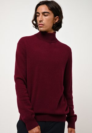 Maglione a collo alto borgogna in morbido tessuto testurizzato, con maniche lunghe e polsini a costine, progettato per una vestibilità comoda.