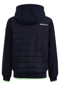 Námořnická puffer bunda s dlouhými rukávy, kapucí a žebrovanými manžetami. Má prošívaný zadní díl a zelený akcent na lemu. Text: "WATERTOWN LAKES CA."