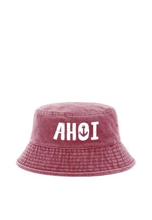 Roter Eimerhut mit weißen Buchstaben, die "AHOI" buchstabieren, und einem Ankersymbol im Buchstaben "O" vorne.