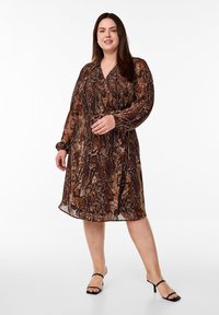 Bruine jurk met slangenprint, lange mouwen, v-hals en een vloeiende silhouet, met een zijsplit en lichtgewicht, gestructureerde stof.