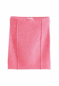 Pletená růžová sukně s měkkou strukturou, která má vertikální švy pro designový detail. Tkanina vypadá teple a lákavě.