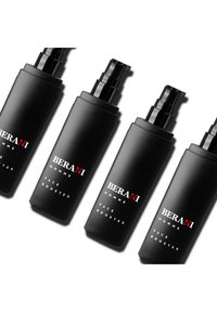 Cztery matowe czarne butelki ze sprayem o eleganckim designie; każda oznaczona napisem "BERANI HOMME FACE BOOSTER" w białym i czerwonym kolorze.