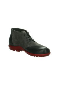 Grijze suède en zwart leren enkellaars met een rode rubberen zool, voorzien van een ronde neus en veters voor een veilige pasvorm.