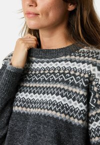 Maglione grigio in lana con un collo a girocollo e bordi ribattuti, caratterizzato da un motivo a fantasia nelle tonalità di nero, bianco e beige. Ha un finish testurizzato e maniche lunghe.