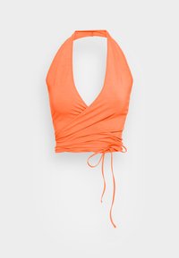 Top cropped de gola halter em laranja vibrante, feito de tecido suave com um design em envoltório e laços laterais para ajuste regulável.