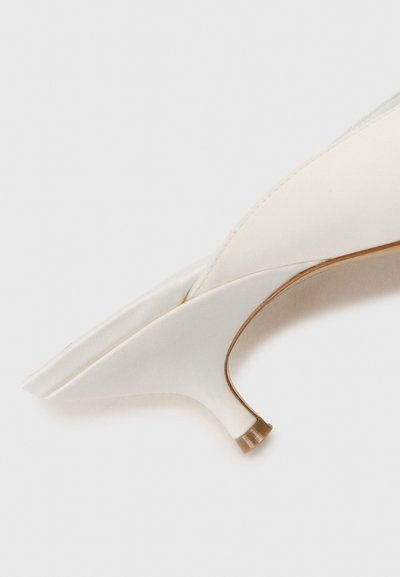 Décolleté in satin bianco con punta affilata e forma modestamente curva, dotato di tacco stiletto sottile e una base marrone a contrasto.