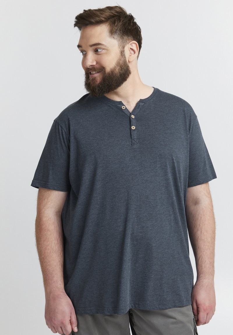 T-shirt a maniche corte grigio scuro con scollatura henley e tre bottoni in legno, tessuto morbido e vestibilità morbida.