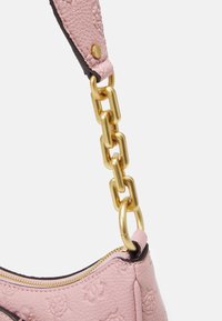 Borsa a mano rosa in pelle con superficie testurizzata, catena dorata come tracolla e chiusura con zip. Gli accenti includono motivi impressi e rifiniture a contrasto.