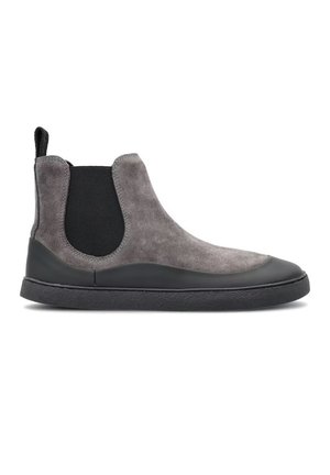 Grauer Chelsea-Stiefel aus Veloursleder mit schwarzen elastischen Seitenteilen, Gummisohle und Zuglasche hinten, seitlich auf weißem Hintergrund gezeigt.