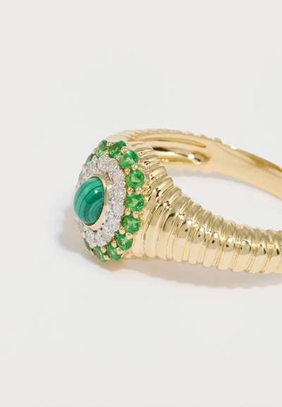 Χρυσό δαχτυλίδι με υφή στη μπαντάνα, με πράσινο λίθο μαλαχίτη στην κορυφή, περιτριγυρισμένο από σμαράγδια και διαυγή κρύσταλλα σε λουλουδένια σύνθεση.