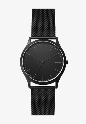 Montre-bracelet Skagen noire avec cadran minimaliste, index horaires argentés, trois aiguilles fines et bracelet en maille noire.