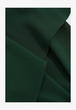 Dunkelgrüner Stoff mit glatter Textur, der eine leicht dehnbare und weiche Oberfläche aufweist. Die Kanten sind ordentlich genäht und haben keine sichtbaren Muster.