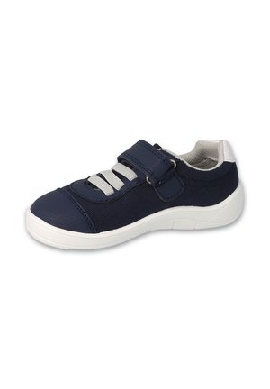Granatowe buty sportowe z teksturowaną siateczką na cholewce, z kontrastującą białą podeszwą, elastycznymi sznurówkami i paskiem z rzepem do zapięcia.