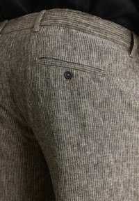 Gestreifte graue Stoffhosen mit einer Gesäßtasche und einem schwarzen Knopf, subtiler Textur und geradem Schnitt.