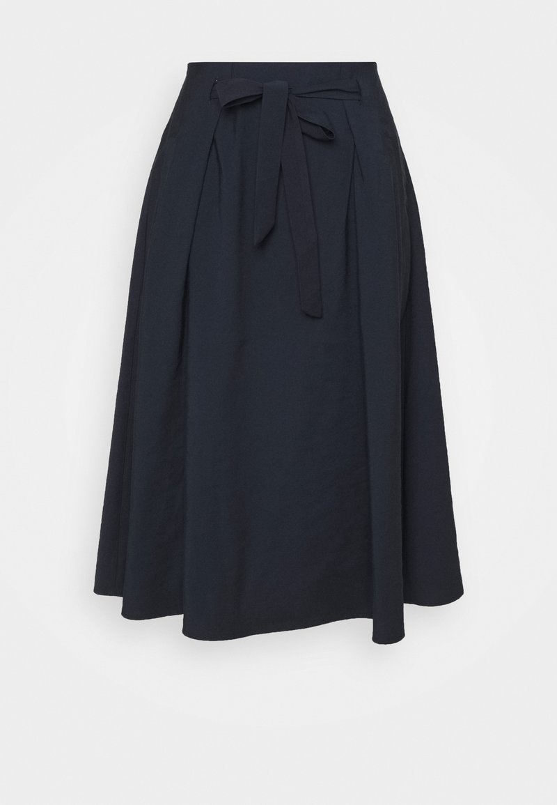 Gonna midi blu navy con cintura annodata. Realizzata in un tessuto morbido, presenta delle pieghe per una maggiore ampiezza e una silhouette fluida.