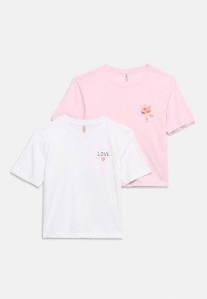Deux t-shirts à manches courtes avec col rond, l'un blanc avec le texte "LOVE" et un cœur rose, l'autre rose avec une petite broderie de bouquet floral sur la poche poitrine.