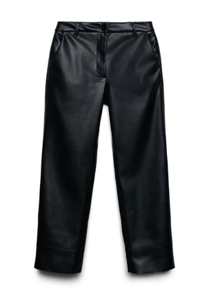 Pantaloni in pelle nera con una superficie liscia, design a gamba dritta, tasche frontali e chiusura con bottone superiore. Gli accenti includono cuciture visibili.