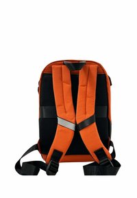 Sac à dos orange et noir avec des bretelles rembourrées, des détails en maille et des accents gris. Il possède des bretelles ajustables et un tissu durable.