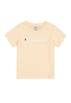 Camiseta de algodón amarillo claro con mangas cortas, que presenta un logo blanco de "Champion" y un acento rojo en el lado izquierdo.