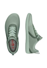 Hellgrüne Sportschuhe mit einem Mesh-Obermaterial, strukturiertem Finish, abgerundeter Zehenpartie, flachen Schnürsenkeln und einem Logo auf der Innensohle. Die Seite hat ein dezentes Akzentmuster.