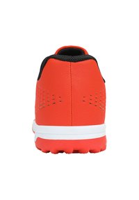 Scarpe da atletica rosse con tomaia in tessuto testurizzato, dettagli neri e suola in gomma bianca con un battistrada a motivo per una migliore aderenza.