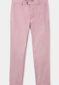 Pantaloni di cotone rosa chiaro con vestibilità slim, dotati di tasche frontali e passante per cintura con chiusura a bottone marrone. Texture liscia, design casual.