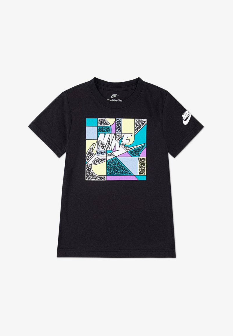 Svart bomull T-skjorte med et fargerikt geometrisk grafisk design og "Nike" logoen i hvitt på midten, samt en logo på ermet.