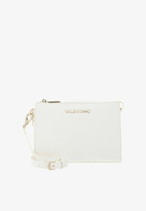 Pochette en cuir synthétique blanc à texture lisse, avec ferrures dorées, fermeture éclair et bandoulière réglable. Présente un logo "VALENTINO" embossé.
