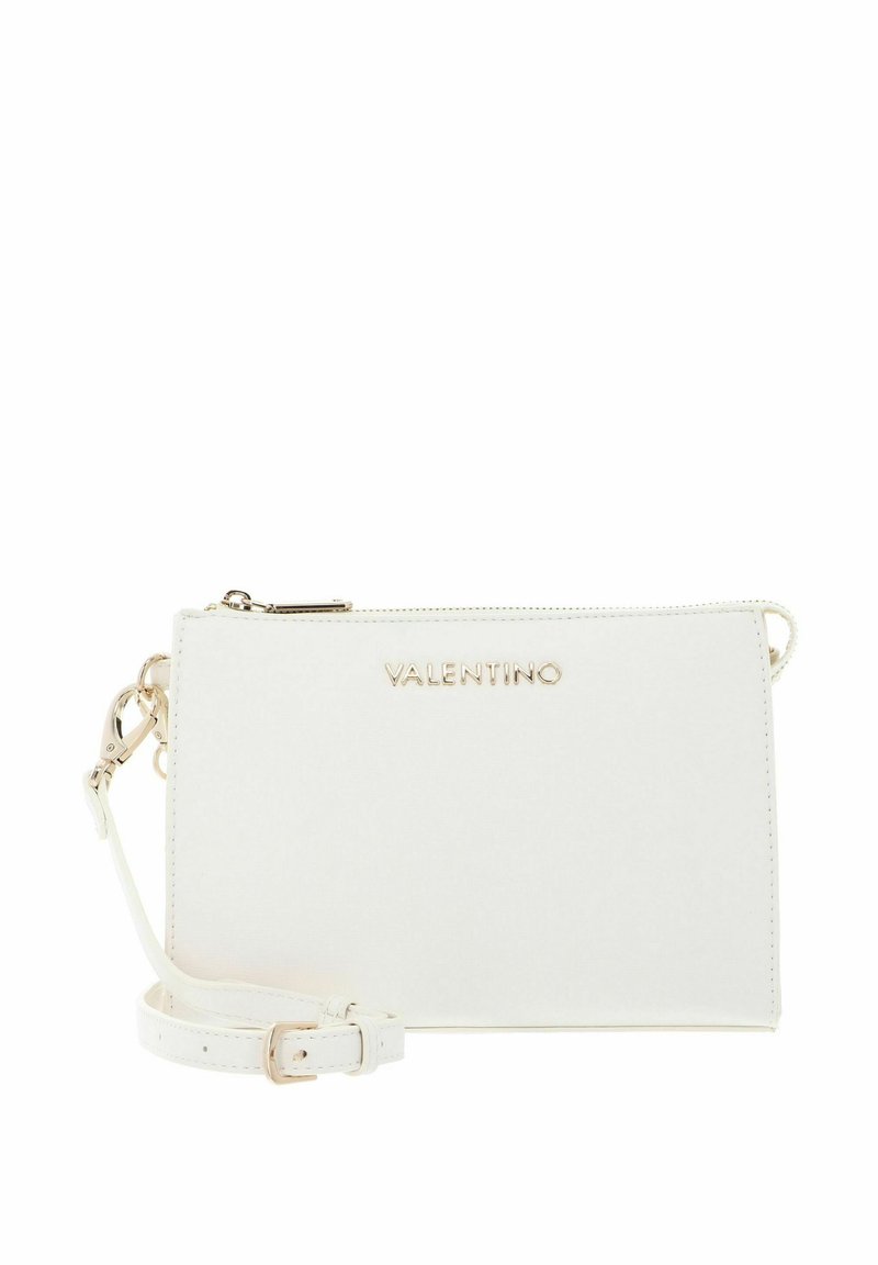 Pochette en cuir synthétique blanc à texture lisse, avec ferrures dorées, fermeture éclair et bandoulière réglable. Présente un logo "VALENTINO" embossé.