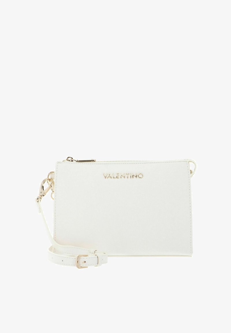 Pochette en cuir synthétique blanc à texture lisse, avec ferrures dorées, fermeture éclair et bandoulière réglable. Présente un logo "VALENTINO" embossé.