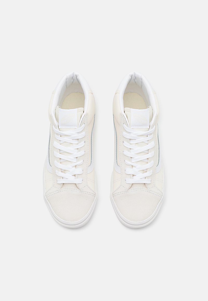 Baskets montantes blanches en daim et toile, avec des lacets blancs, un col rembourré et un design simple cousu.
