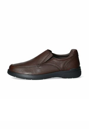 Scarpa slip-on in pelle marrone con superficie liscia, punta arrotondata, suola in gomma nera a profilo basso e dettagli di cucitura discreti.