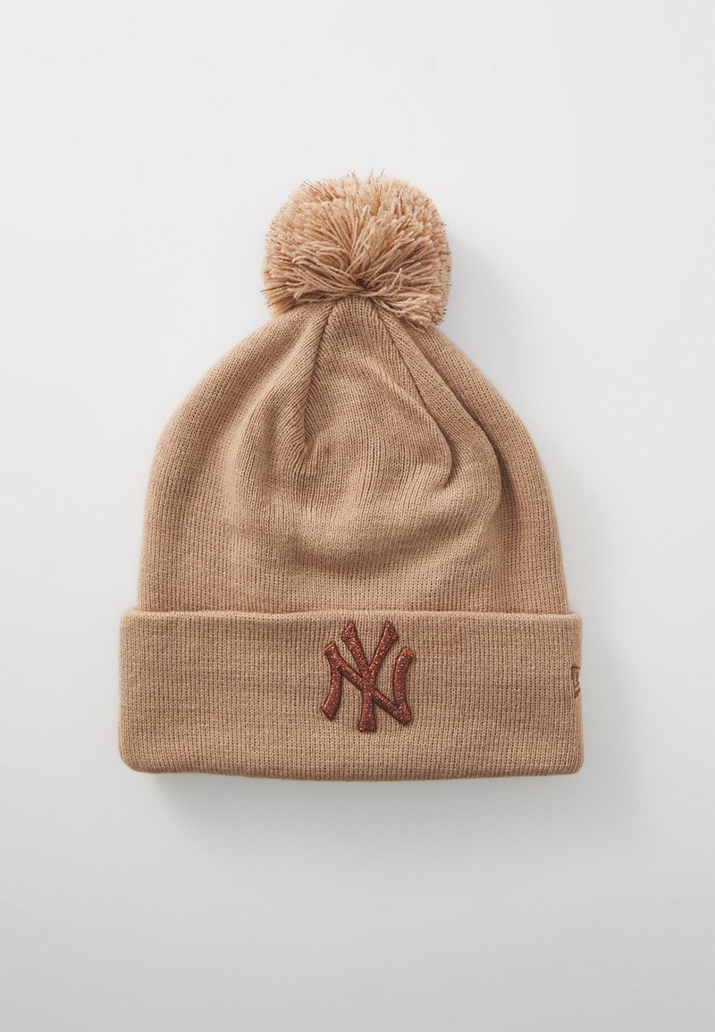 Gorro de lana beige con un dobladillo y un pompón esponjoso en la parte superior. Presenta un logo de NY bordado en rojo oscuro en la parte frontal.