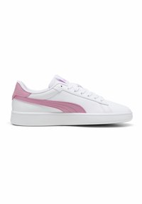 Hvide sneakers med en glat læderoverdel, rosa detaljer langs siden og en hvid gummisål. Har runde snørebånd og en polstret krave.