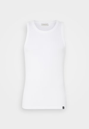 Balts bez piedurknēm topiņš, izgatavots no ribotu audumu, ar apaļu kakla izgriezumu un mazu logotipa birku apmalē. Gluda tekstūra un pieguļošs dizains.