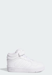 Bílé vysoké tenisky vyrobené z umělé kůže s texturovanými panely, suchým zipem a třemi bočními pruhy; gumová podrážka.