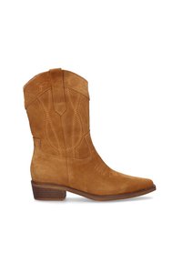 Botas de vaquero de ante en tono marrón claro con punta afilada, costuras decorativas en el caña y tacón apilado. Presenta una lengüeta en la parte superior.