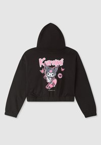 Felpa nera corta con una grafica del personaggio Kuromi che fa skateboarding in rosa e bianco e pipistrelli rosa sul retro.